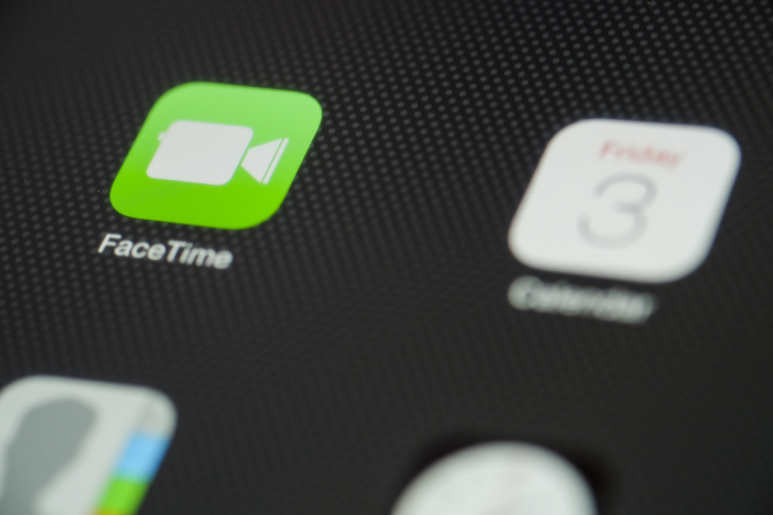 chiang mai thailand october 03 2014 apple facetime video call apps icon on apple new ipad air device screen background BPHfxu2zl scaled